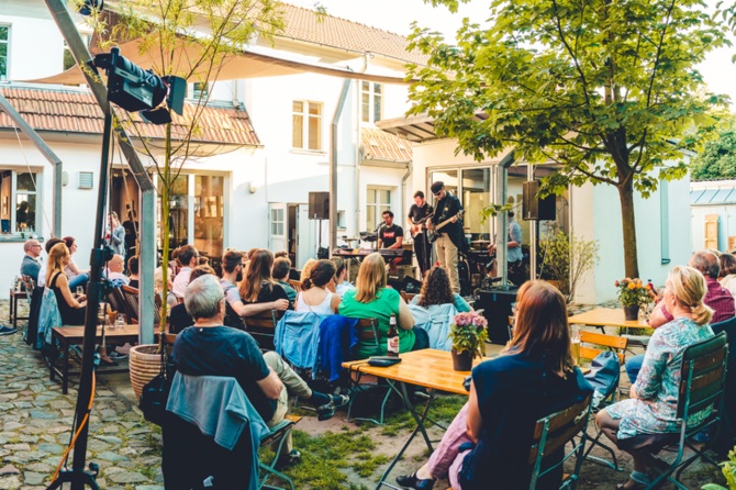 Konzert im Innenhof des Koeppenhauses © Wally Pruß Konzert im Innenhof des Koeppenhauses