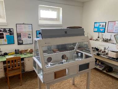 Innenansicht vom Heimatmuseum UNS RIEMS mit Schaukasten - © Franziska Hagen, UNS RIEMS Innenansicht vom Heimatmuseum UNS RIEMS mit Schaukasten