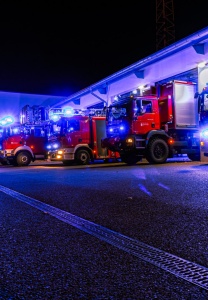 Abwehrender Brandschutz © Feuerwehr Greifswald Feuerwehrautos mit Blaulicht im Dunklen