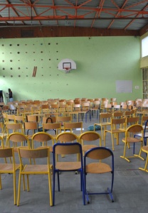 Sporthalle mit Stühlen © pixabay Sporthalle mit Stühlen