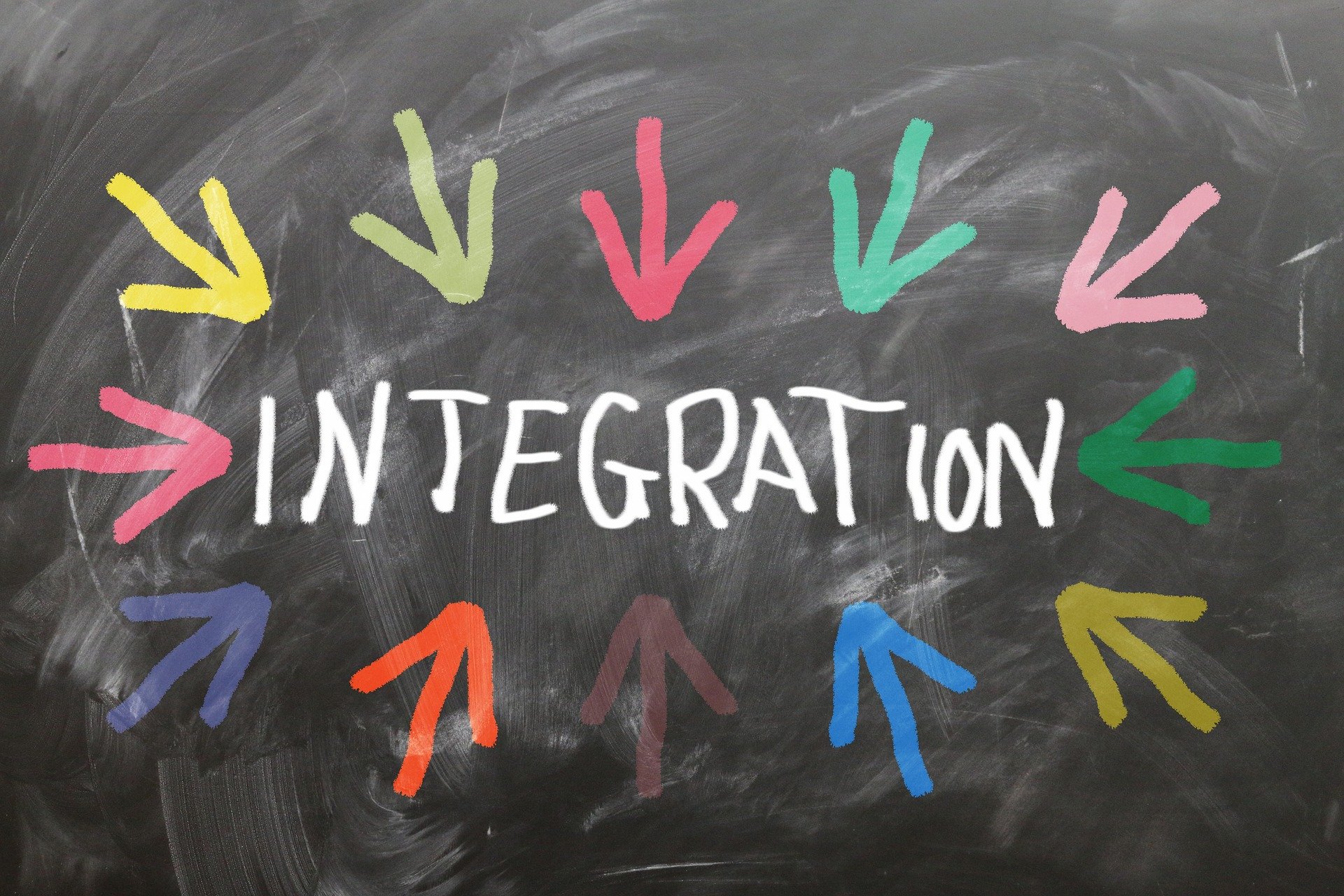 Integration © Pixabay Bunte Pfeile zeigen auf einem neutralen Hintergrund auf das Wort Integration