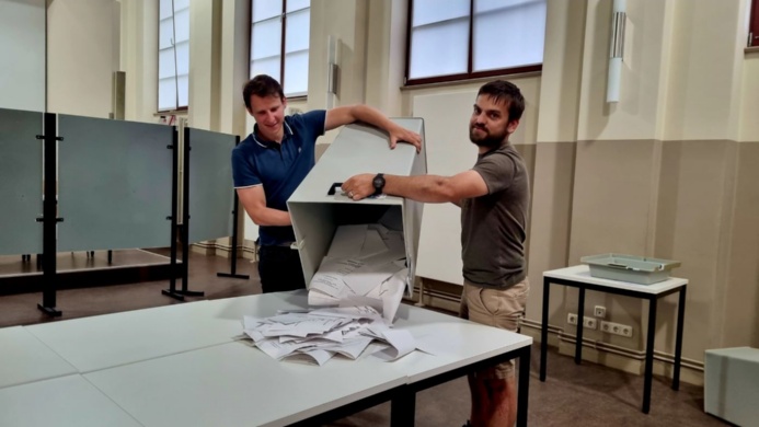 Ausschüttung der Wahlurne nach der Stichwahl zur Oberbürgermeisterwahl © Pressestelle der Universitäts- und Hansestadt Greifswald Ausschüttung der Wahlurne im Wahllokal des Friedrich-Ludwig-Jahn-Gymnasiums nach der Stichwahl zur Oberbürgermeisterwahl