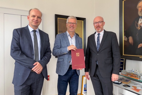 OB Dr. Stefan Fassbinder mit dem Fördermitteilbescheid, Bausenator Achim Lerm (li) und Minister Christian Pegel (re) © André Gschweng OB Dr. Stefan Fassbinder mit dem Fördermitteilbescheid, Bausenator Achim Lerm (li) und Minister Christian Pegel (re)