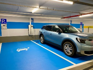 Neue Lademöglichkeit für E-Autos in der Tiefgarage am Markt © Pressestelle Vier neue Ladestationen für E-Autos wurden in der Tiefgarage am Markt installiert