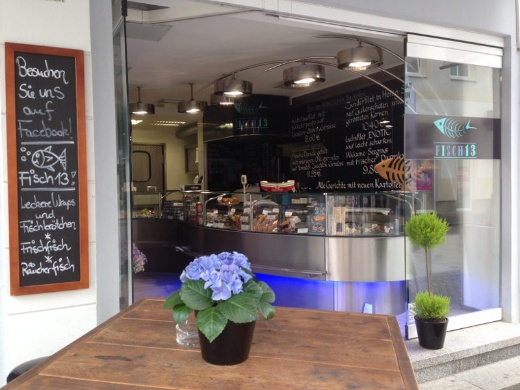 Streetfood für Fischliebhaber Eingang zu einem Fischrestaurant