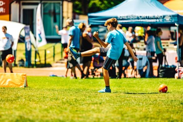 Volksstadion © Wally Pruß Junge beim Fussball spielen im Greifswalder Volksstadion