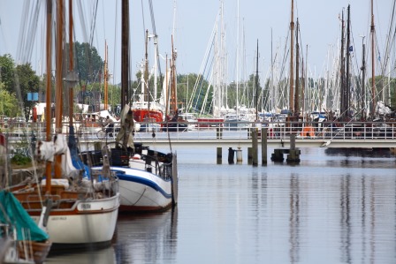 Tilo Adolph: Brücke und Masten im Museumshafen