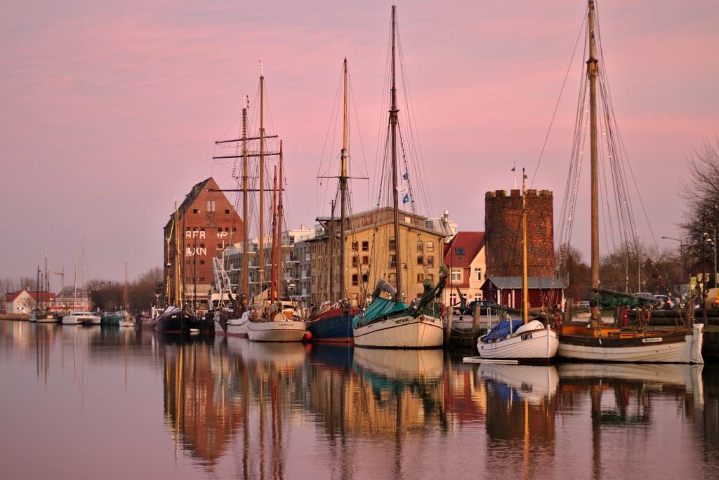 Karl Felix Lüsskow Letzte winterliche Abendsonne. Vorfreude auf den Frühling und Sommer, wenn die Greifswalder  im Hafen wieder gemeinsam tolle Abende verbringen.