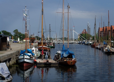 Marlies Zielinski (NZI)  - Traditionssegler fachsimpeln vor Saisonstart im Museumshafen