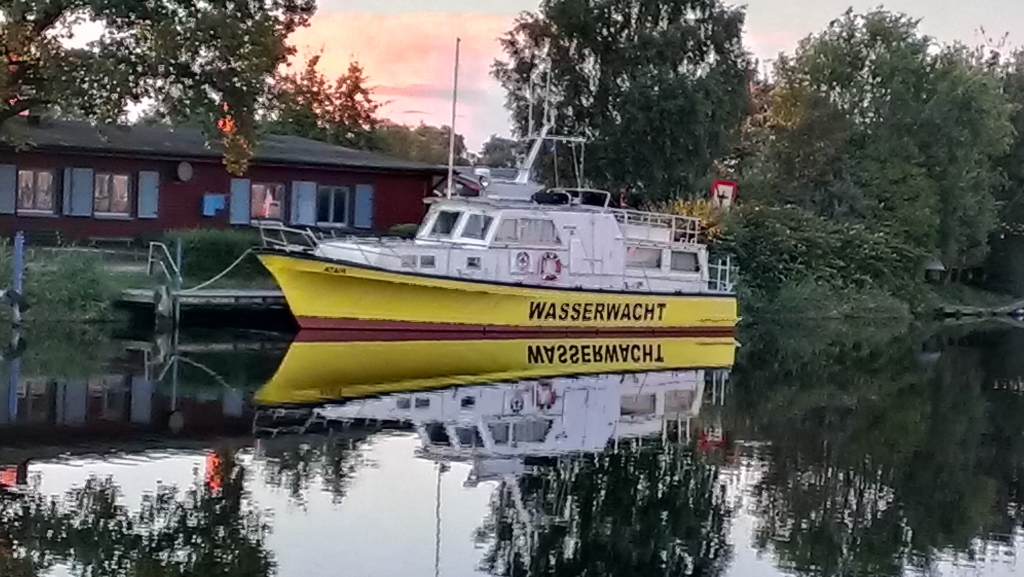 Wilfried Zastrow: Wilfried Zastrow: August 2014. Gute Gründe, um auf dem Treidelpfad zu verweilen, egal ob bei einem Spaziergang oder beim Joggen – am Ryck ist es zu jeder Jahreszeit erholsam und etwas Sehenswertes gibt es auch immer.