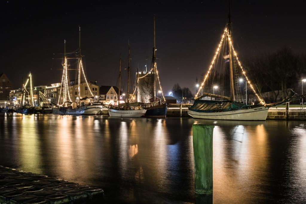 Robert Badorrek: Das Foto entstand spontan an einem kalten Abend am Museumshafen kurz nach Weihnachten. Die schöne Atmosphäre durch die Lichter der Boote, musste ich einfach einfangen.