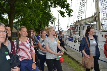 Studierende vor dem Segelschiff GREIF am Heimatliegeplatz im Wiecker Hafen. Das Schiff der Universitäts- und Hansestadt Greifswald legt ab zum Segeltörn auf den Bodden.