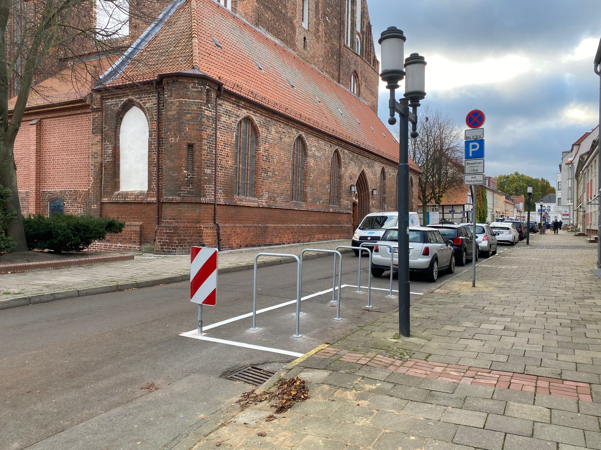 Gehwegnase mit vier Fahrradbügeln in der Brüggstraße