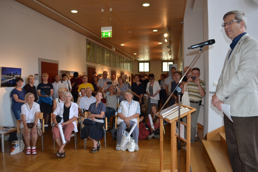 Oberbürgermeister Dr. Stefan Fassbinder begrüßt die Gäste der Vernissage