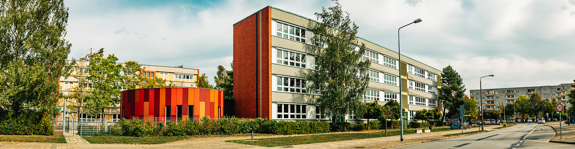 Blick auf das Alexander-von-Humboldt-Gymnasium in der Makarenkostraße 54 in Greifswald