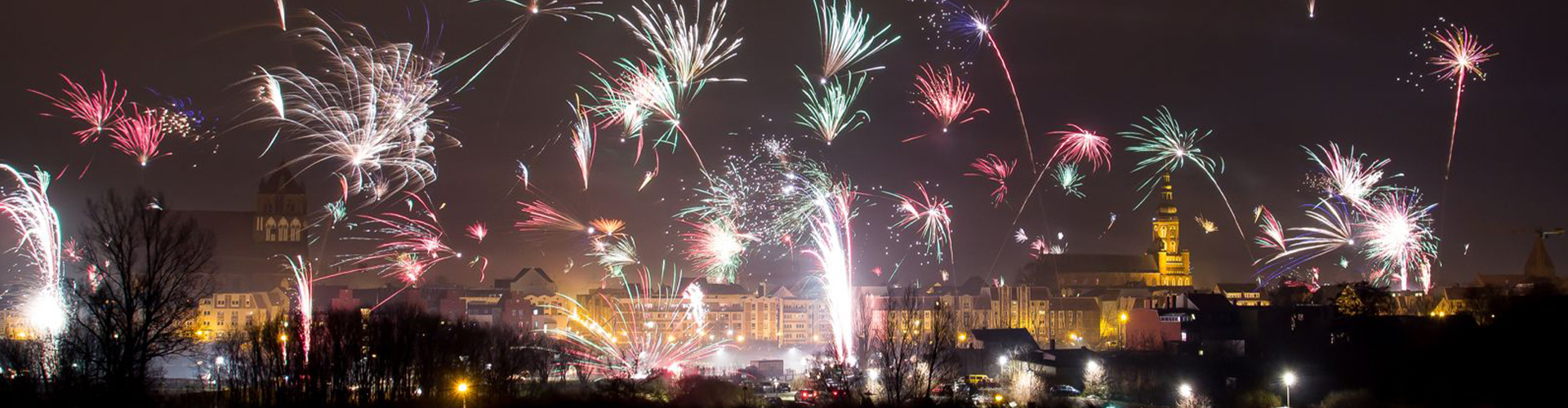 Feuerwerk an Silvester über Greifswald - © Andre Gschweng
