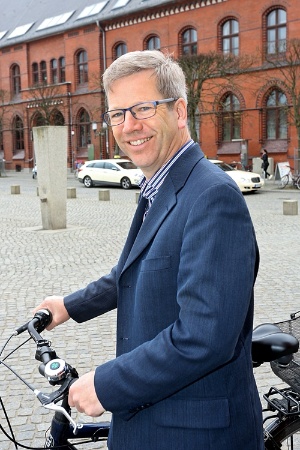 Dr. Fassbinder, Foto Vincent Leifer © Vincent Leifer Dr. Fassbinder mit Fahhrad auf dem Marktplatz