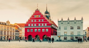 Marktplatz Greifswald mit Blick auf das Rathaus