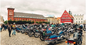 Zahlreiche Biker treffen sich auf dem Greifswalder Marktplatz vor dem Rathaus.