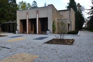 Vorplatz zur Trauerhalle auf dem Neuen Friedhof, Foto Pressestelle (2) © Pressestelle vorplatz zur Trauerhalle auf dem Neuen Friedhof