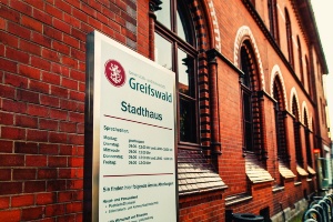 Stadthaus Greifswald Schild (WallyPruss) © Wally Pruß Stadthaus Greifswald