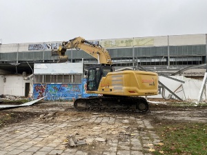 Abriss Sporthalle 3 © Pressestelle der Universitäts- und Hansestadt Greifswald Die Abrissarbeiten mit einem Bagger starten an der Sporthalle 3 in Greifswald