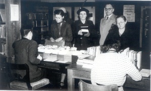 Ausleihe in der Stadtbibliothek Greifswald im Jahr 1953 © Stadtbibliothek Hans Fallada Ausleihe in der Stadtbibliothek Greifswald im Jahr 1953