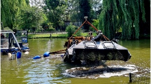 Zur Entschlammung des Teiches im Tierpark Greifswald wird ein spezielles Amphibienfahrzeug eingesetzt