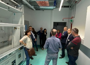 Erster Eindruck im Z4lP, Foto Pressestelle (10) © Pressestelle zahlreiche potentielle Mieter besichtigen einen Laborraum.