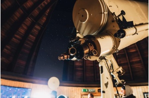 Das Teleskop vor dem Nachthimmel in der Greifswalder Sternwarte