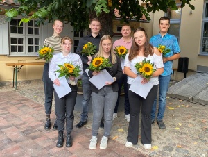 neue Azubis der Greifswalder Stadtverwaltung 1.9.2022, Foto Pressestelle (1) © Pressestelle Sieben jungen Menschen stehen auf dem Hof von St. Spiritus, sie beginnen ihre Ausbildung bei der Verwaltung