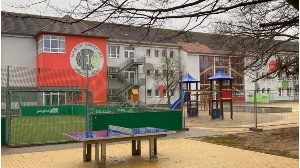 Die neuen Außenanlage der Nexö-Grundschule mit neuer Tischtennisplatte und neuen Spielgeräten