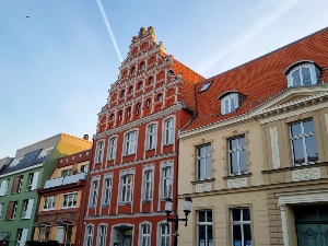 Sicht von der Knopfstraße auf die Fassade der Stadtbibliothek Hans Fallada in Greifswald