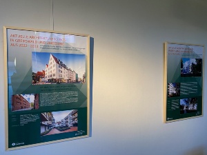 Zwei Bilder der Ausstellung Architekturprojekte in der Kleinen Rathausgalerie