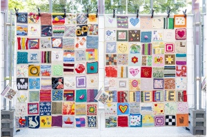Insgesamt 375 farbige Quadrate wurden patchworkmäßig auf Decken aufgebracht, hier sind 2 Decken abgebildet