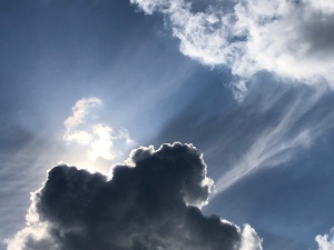 Ausstellung zum Thema Himmel im St.Spiritus © Kulturzentrum St. Spiritus Die Sonne scheint durch weiße Wolken