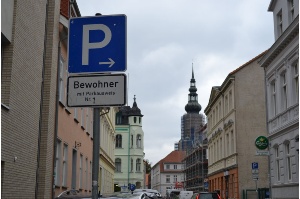 Schild zum Bewohnerparken, Parkzone 1, in der Domstraße Greifswald