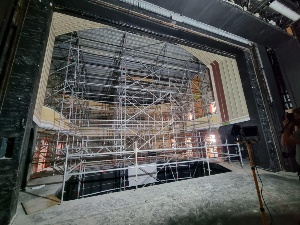 Blick von Theaterbühne in den Theatersaal während der Sanierung, in dem ein riesiges Baugerüst aufgebaut ist