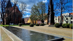 Blick auf den Rubenowplatz mit Brunnen und Denkmal in Greifswald