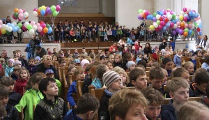 Viele Kinder und deren Eltern feierten 2017 den Abschluss der Büchertürme im Greifswalder Dom St. Nikolai