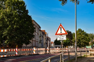 Ein Verkehrsschild weist auf die Baustelle in der Goethestraße hin