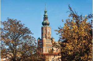 Herbstlicher Blick auf den Turm des Doms St. Nikolai in Greifswald