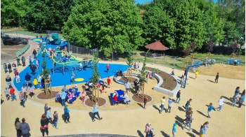 Pressestelle der Universitäts- und Hansestadt Greifswald Kinder spielen auf den neuen Spielgeräte auf dem Schulhof der Nexö-Grundschule