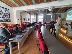 Die Gäste aus Lund erhalten einen Vortrag zu besonderen Baumaßnahmen in Greifswald im Bürgerschaftssaal des Greifswalder Rathauses