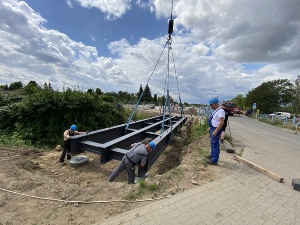 Brücke Verlängerte Scharnhorststraße © Pressestelle der Universitäts- und Hansestadt Greifswald Eine neue Brücke an der Verlängerten Scharnhorststraße wird mit Hilfe eines Krans montiert