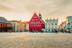 Marktplatz_Greifswald2019(WallyPruss)_2_ganzes_Bild_2 © Wally Pruß Blick auf den Marktplatz mit dem Rathaus im Hintergrund