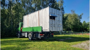 Der neue Jugendcontainer wird mit Hilfe eines Kranwagens an seinen endgültigen Standort neben der Sporthalle IV transportiert