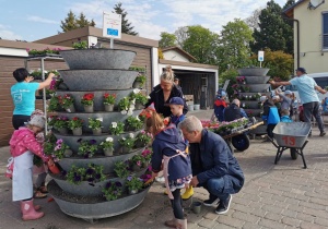 Hansekinder und Greifswalds Oberbürgermeister bepflanzen eine Blumenkaskade