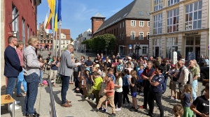 Die Gewinnerteams haben sich vor dem Greifswalder Rathaus versammelt und werden von Oberbürgermeister Dr. Stefan Fassbinder geehrt