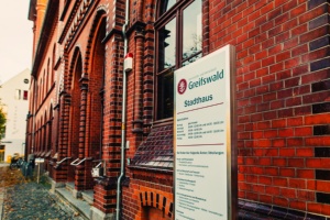 Stadthaus Greifswald Schild © Wally Pruß Stadthaus Greifswald